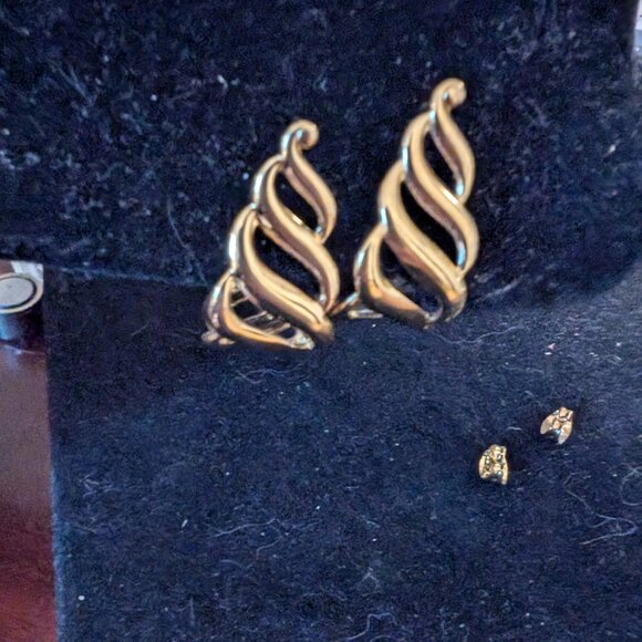 VINTAGE 80'S GOLDTONE WAVE EARRINGS POSTS #42 - Picture 1 of 3